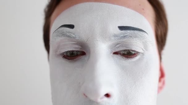 Ansiktsträning. pantomim utför övningar för ögat. — Stockvideo