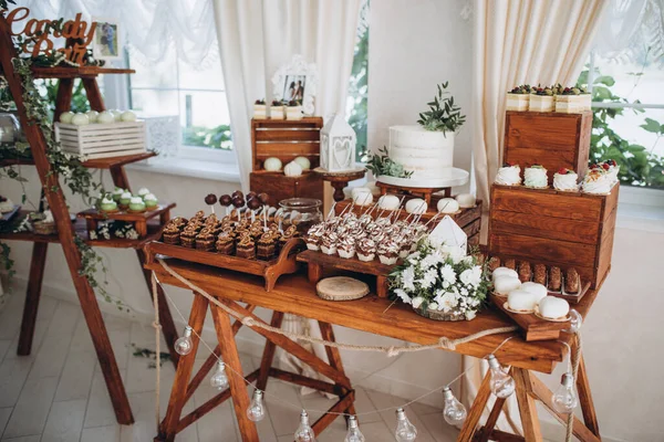 Сладкий десертный стол или шоколадку. Свадебная вечеринка. Естественное освещение. Макарон и пирамида безе. Кексы и зефир . — стоковое фото