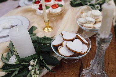 Tatlı masası ya da çikolata. Düğün partisi. Doğal ışık. Makarna ve krema piramidi. Kekler ve lokum..
