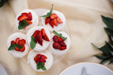 Güzel meyveli tatlı, çilekli meyveli kek ve krema. .