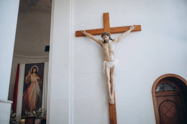 Kilisede eski bir ortaçağ haçı. Tahtadan yapılmış..