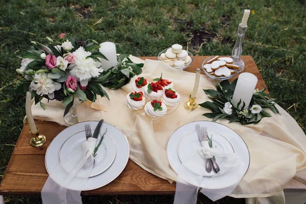 Nakrycie stołu na imprezę lub wesele na plaży. — Zdjęcie stockowe
