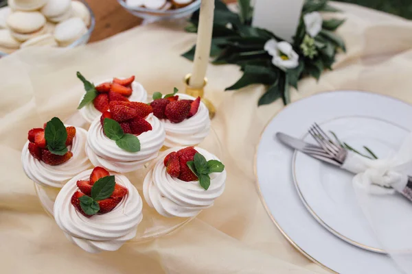 Mooi fruitdessert, fruitcake met aardbeien en room . — Stockfoto