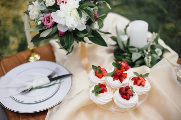 Mesa de postre dulce o barra de caramelo. Fiesta de bodas. Luz natural. Macaron y la pirámide del merengue. Pasteles y malvaviscos . — Foto de Stock