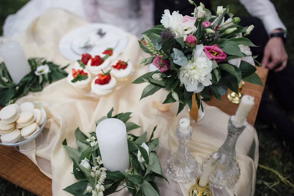 Zoete desserttafel of snoepreep. Huwelijkfeest. Natuurlijk licht. Macaron en meringue piramide. Cupcakes en marshmallow. — Stockfoto