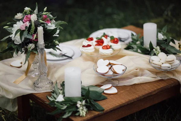 Sladký dezertní stůl nebo tyčinka. Svatební večírek. Přirozené světlo. Macaron a pyramida s meringue. Koláčky a marshmallow. — Stock fotografie