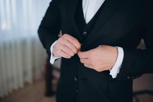 Bräutigam Morgenvorbereitung, hübscher Bräutigam zieht sich an und bereitet sich auf die Hochzeit vor, in dunkelblauem Anzug. — Stockfoto