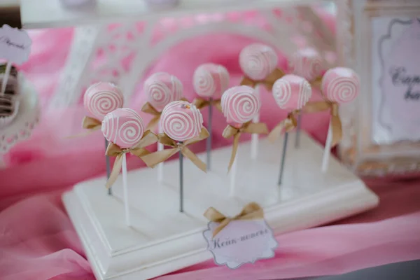 Mesa de sobremesa doce ou barra de doces. Festa de casamento. Luz natural. Macaron e pirâmide de merengue. Cupcakes e marshmallow . — Fotografia de Stock