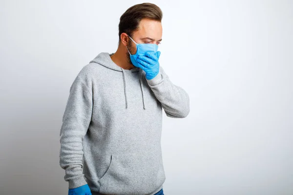 Porträtt Man Bär Ansiktsmask Med Hosta Och Feber Isolerad Vit — Stockfoto