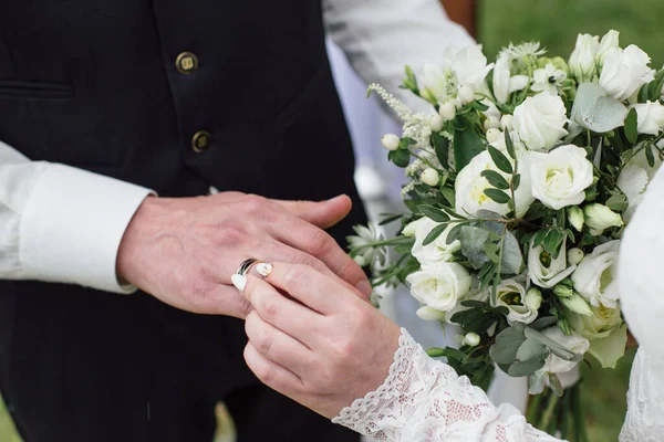 Vacker Flicka Brud Bröllop Vit Klänning Sätter Brudgummen Finger Bröllop — Stockfoto