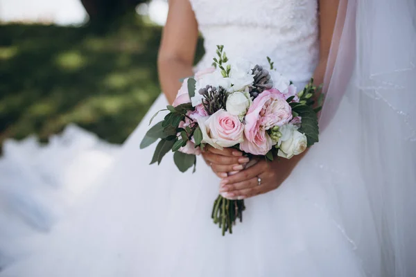 Vacker Bröllopsbukett Brudens Hand — Stockfoto