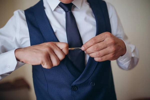 Grooms Ochtend Voorbereiding Knappe Bruidegom Aankleden Voor Bereiden Bruiloft Donkerblauw — Stockfoto