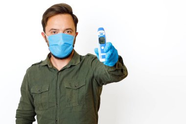 Vücut sıcaklığı, temassız bir termometreyle ölçülen bir erkek, 36.6 'yı gösteriyor.