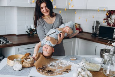 Mutfakta mutlu aile zamanları. Anne ve oğlu oyun oynuyorlar..