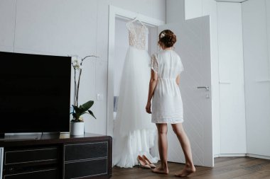 Genç gelin güzel bir gelinlik giyiyor..