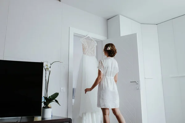 Молодая Невеста Носит Красивое Свадебное Белое Платье — стоковое фото