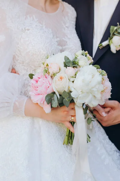 Beautiful Wedding Bouquet Hands Bride — Stock Photo, Image