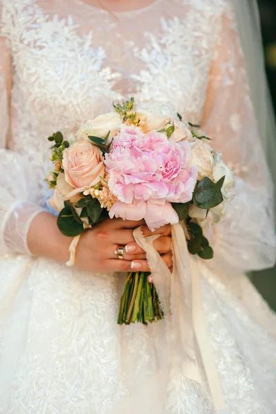 Vacker Bröllopsbukett Händerna Bruden — Stockfoto
