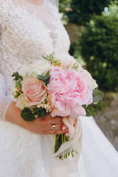 Belo Buquê Casamento Mãos Noiva — Fotografia de Stock