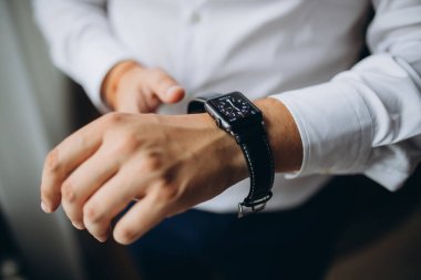 Smokin onun kol düğmesi sabitleme bir erkekte close-up. papyon kol düğmeleri damat.