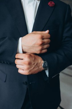 Smokin onun kol düğmesi sabitleme bir erkekte close-up. papyon kol düğmeleri damat.