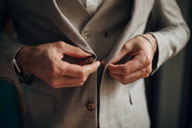 Smokin onun kol düğmesi sabitleme bir erkekte close-up. papyon kol düğmeleri damat.