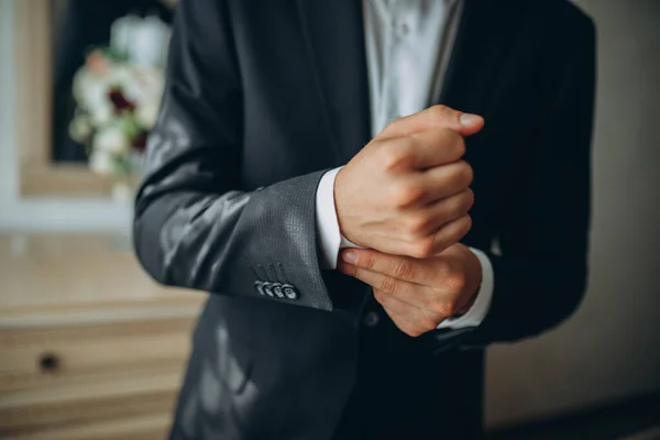 Close Van Een Man Een Tux Vaststelling Zijn Cufflink Bruidegom — Stockfoto