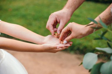 Karı koca altın alyansları alır..