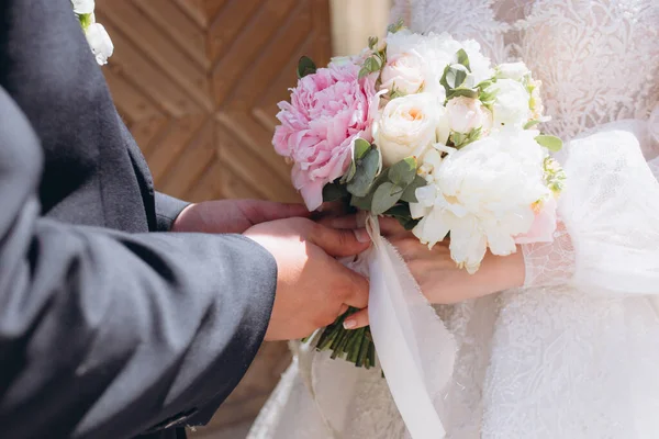 Beautiful Wedding Bouquet Hands Bride — Stock Photo, Image