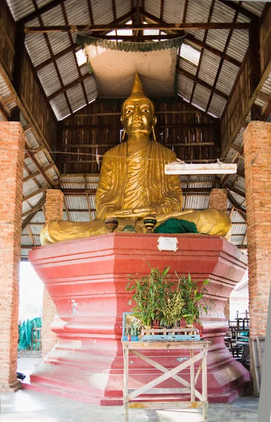 Imagem de Buda em pavilhão simples — Fotografia de Stock