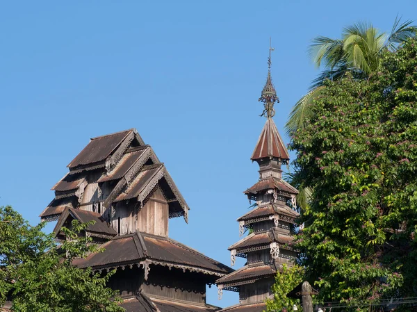 Starý, dřevěný chrám v Yangon, Myanmar — Stock fotografie