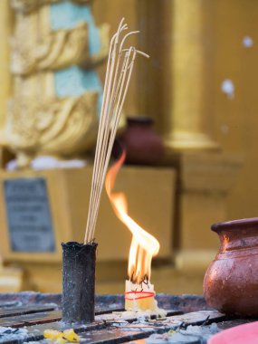 Joss çubukları ve mum Shwedagon Pagoda