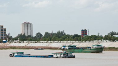Kamboçya'da nehir gemileri