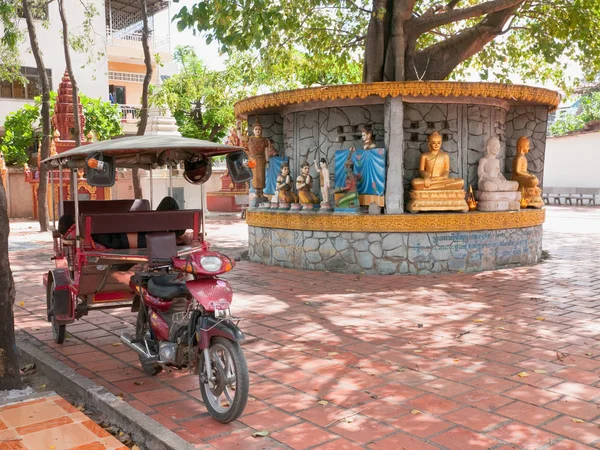 Phnom Penh tapınağında Tuk-tuk taksi