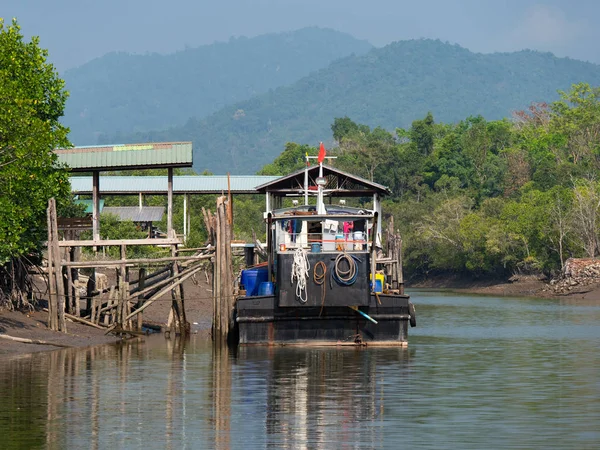 Boot auf Kanal bei kadan kyun, myanmar — Stockfoto