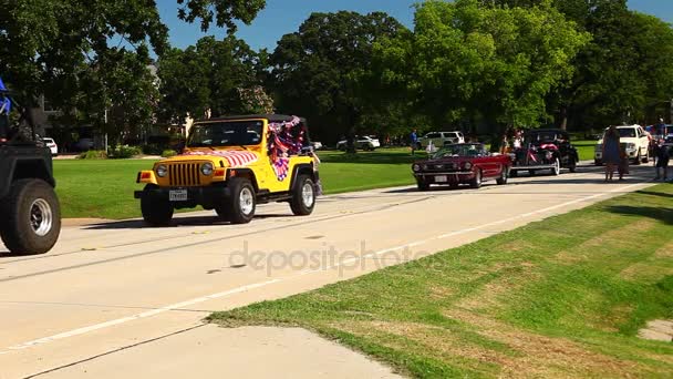Fourth of July parade in dubbele Oak (Texas). — Stockvideo