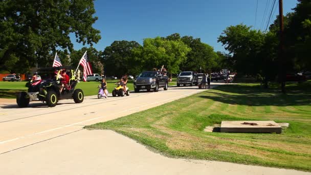 Fourth of July parade in dubbele Oak (Texas). — Stockvideo
