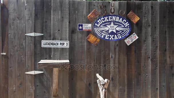 Luckenbach Texas minnessaker. — Stockvideo