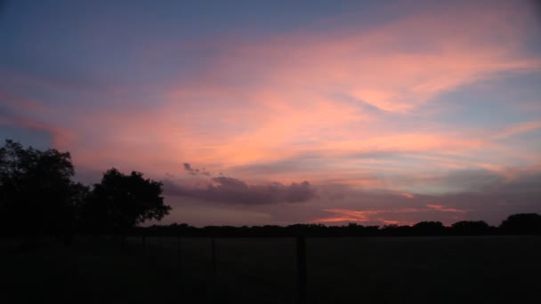 Pulsierender Sonnenuntergang in Steinmauern texas. — Stockvideo