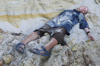 Genç bir kadın öldürüldü, davranır uçurumun yakınındaki kum üzerinde ölüm veya uyurken düşmüş