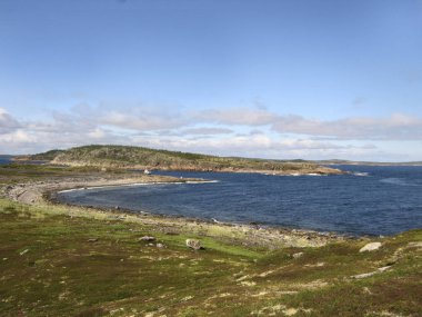 Deniz kıyı taşlarla bir panorama görünümünü