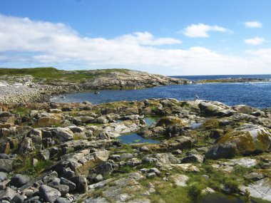 Deniz kıyı taşlarla bir panorama görünümünü