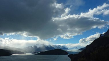 Grey 's Glacier ve sesteş Göl muhteşem manzarası.