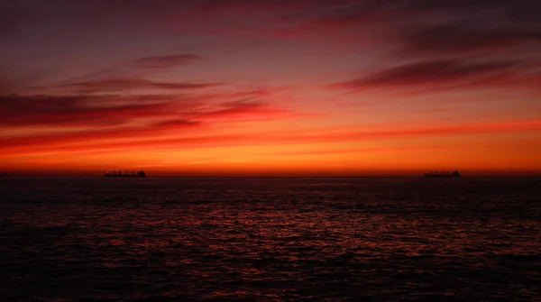 Puesta de sol en Vina del Mar, Chile Dos barcos en un mar de color naranja oscuro . — Foto de Stock