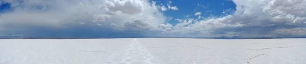 Neebending білий синій і хмарний небо охоплюють білі Солоні пустелі. Картина була взята в Салінас Grandes, Аргентина — стокове фото