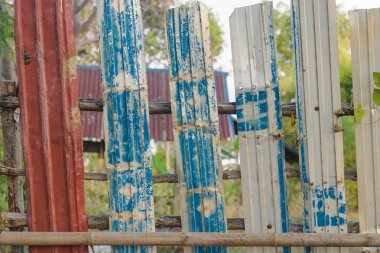 Galvanizli sac bulutu yapılan çitler