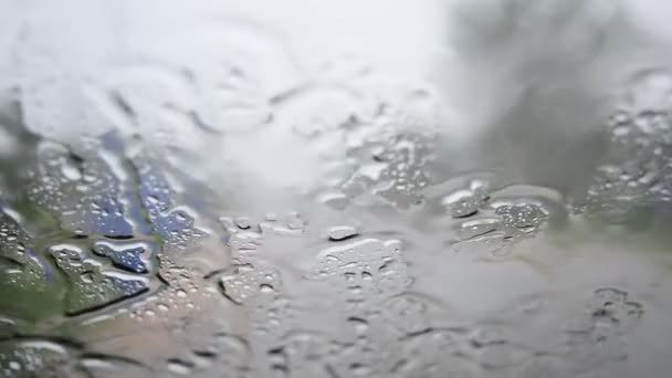 gouttes de pluie sur verre de voiture .