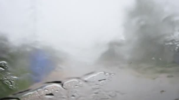 gouttes de pluie sur verre de voiture .