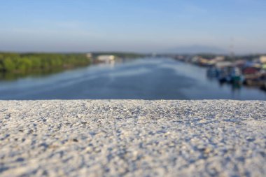Beyaz bir yol yüzeyi olan balıkçı evi..