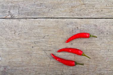 Ahşap masada kırmızı kırmızı kırmızı biber